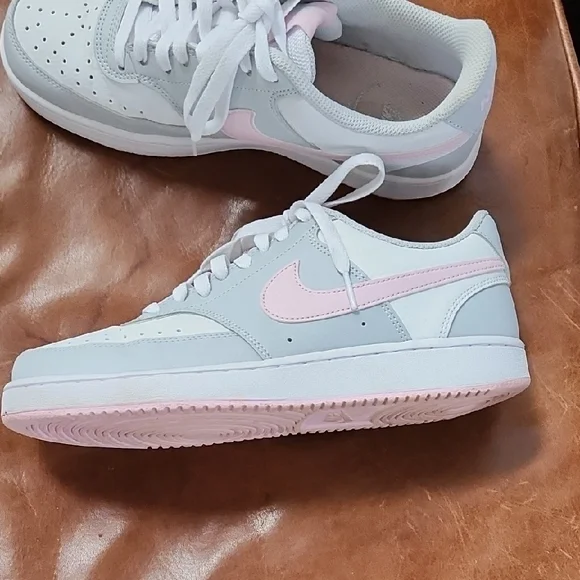 Nike Women's Sneakers in Gray and Pink - Picture 7 of 9